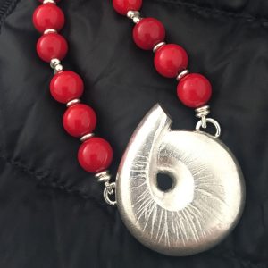 מחרוזת במבוק קורל ותליון כסף