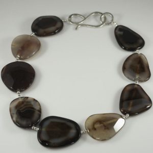 מחרוזת אבני אוניקס שטוחות וחרוזי כסף