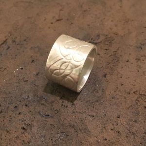 טבעת כסף עם הטבעה מעוצבת