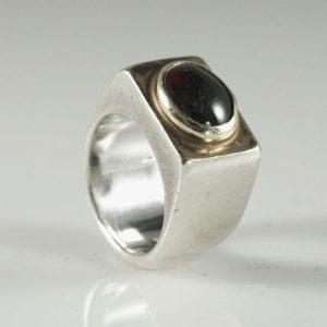 טבעת כסף עם אבן אוניקס שחורה