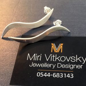 עגילים צמודים בעיצוב S מכסף 925