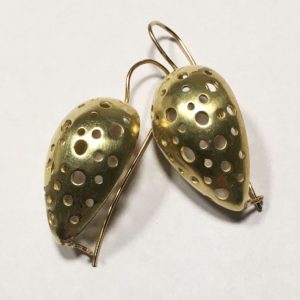 עגילים תלויים מזהב 14K בעיצוב טיפה מחוררת