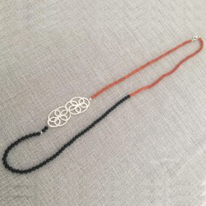 מחרוזת קרנליאן ואוניקס ארוכה עם תליון פרחים מכסף 925