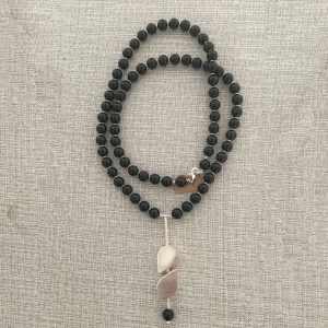 מחרוזת אוניקס ארוכה עם תליון וכדורי כסף