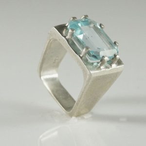 טבעת מרובעת משובצת אקוומרין