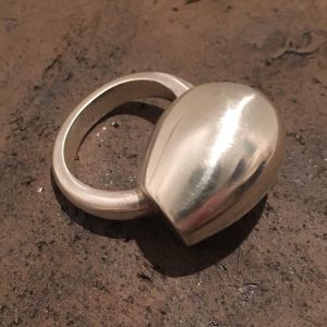 טבעת כסף בעיצוב טיפה חתוכה