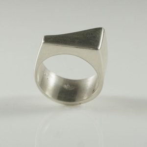 טבעת כסף בעיצוב טרפז