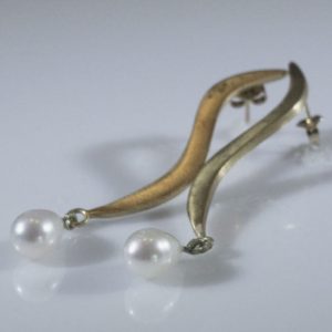 עגילי פנינה צמודים בעיצוב S מזהב