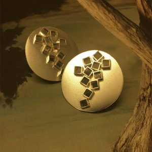 עגילים צמודים בעיצוב עיגול עם קוביות מכסף