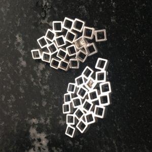 עגילים צמודים בעיצוב מעוין מקוביות כסף 925