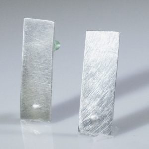 עגילים צמודים בעיצוב מלבן שטוח ורקוע מכסף