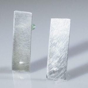 עגילים צמודים בעיצוב מלבן שטוח ורקוע מכסף