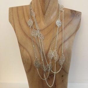 שרשרת ארוכה בעיטור מעוינים מכסף 925